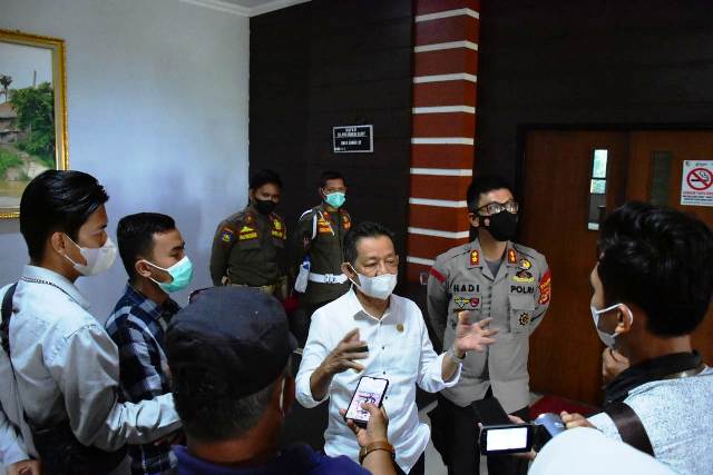 Wakil Bupati Tulangbawang Barat bersama Kapolres berikan keterangan Pers